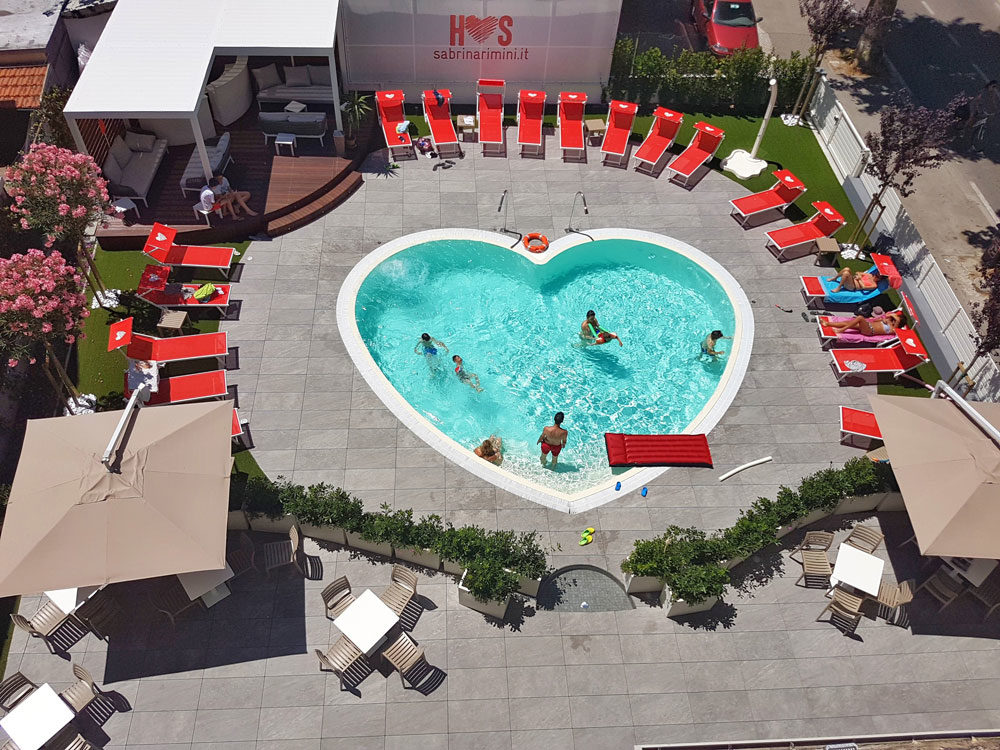 Hotel con piscina a forma di cuore a Rimini